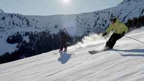 Antoine Frioux grabando a un esquiador con la Ronin 4D de DJI