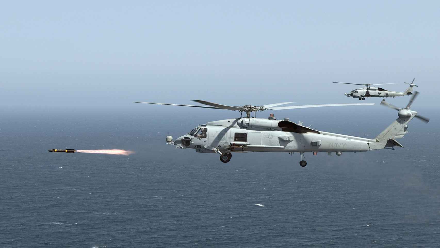 MH-60R disparando un misil