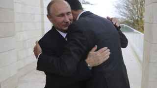 El presidente ruso, Vladímir Putin, se abraza con el presidente sirio, Bashar al-Ásad, en 2017 en Sochi.