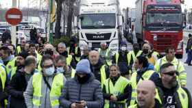 Camioneros marchando en el Baix Llobregat este viernes, por la huelga de transportes.