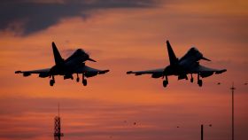 Dos cazas Eurofighter sobrevolando Albacete.