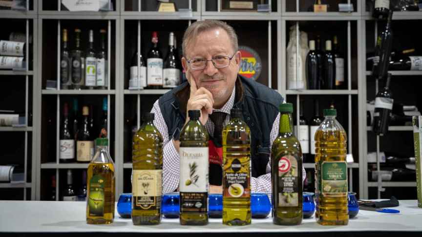 El 'doctor' Gómez prueba los mejores aceites de oliva virgen extra del súper.