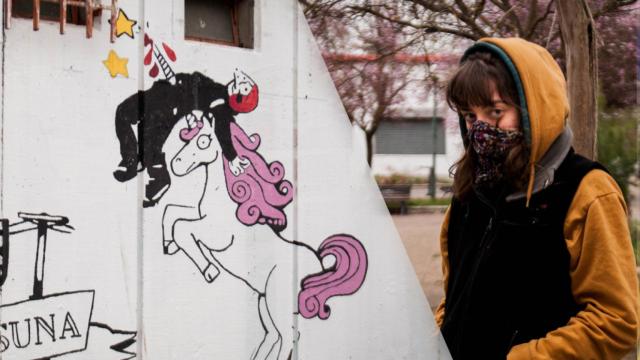 Mural con un policía empalado y Silvia (nombre ficticio), vecina de Errekaleor (Vitoria).