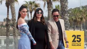 Blanca Suárez, Miren Ibarguren y Carlos Santos en el photocall de Muelle 1.