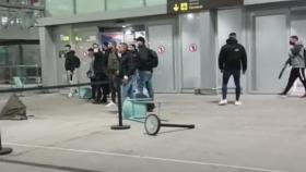 Ultras de fútbol generan una batalla campal en el aeropuerto de Málaga.