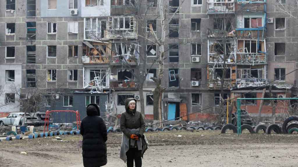 Dos mujeres en una zona residencial de Mariúpol tras los bombardeos rusos.