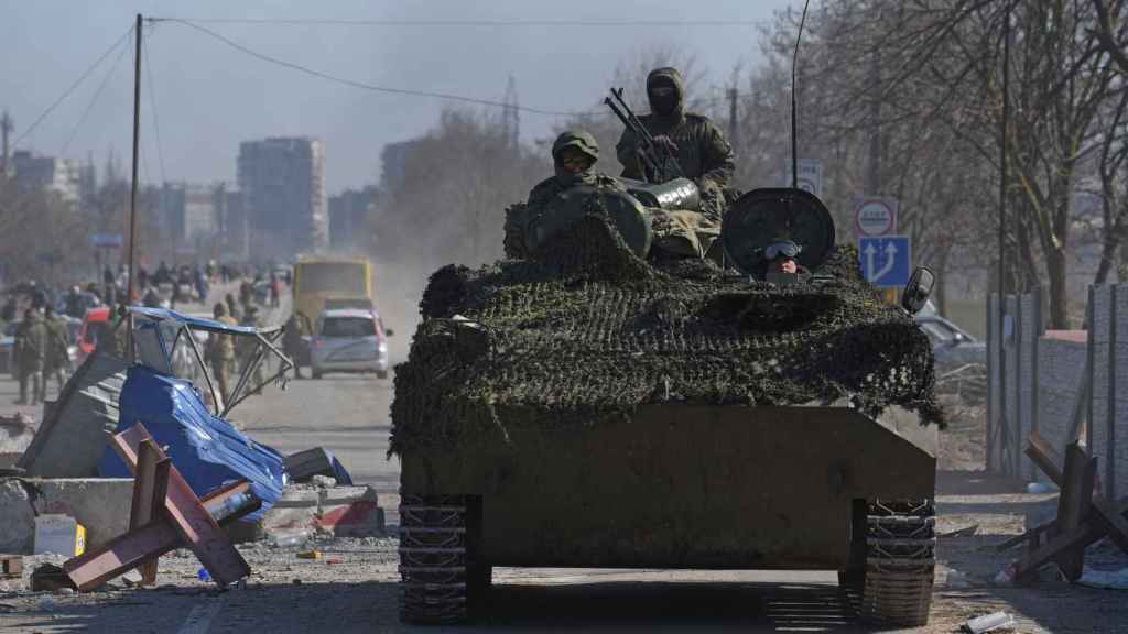 Tropas rusas conducen un vehículo blindado en la ciudad sitiada de Mariúpol.