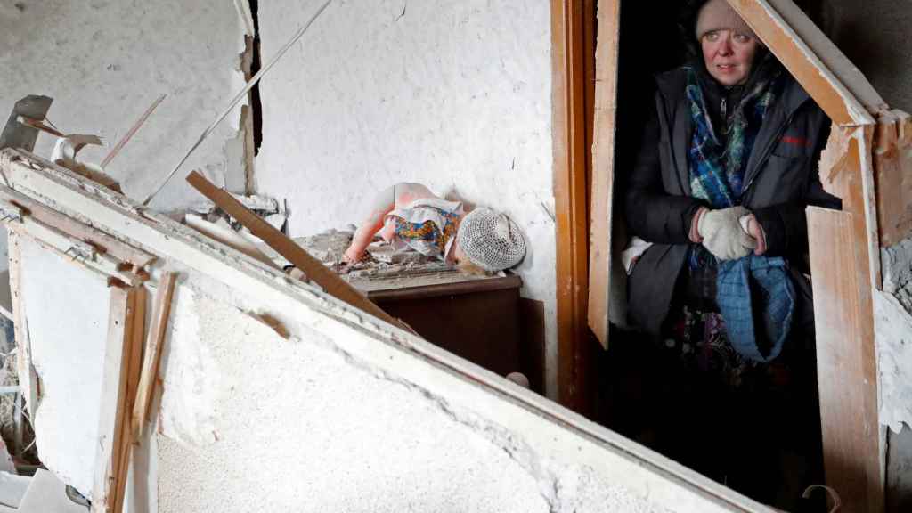 Una mujer dentro de un apartamento dañado en la ciudad sitiada de Mariúpol.