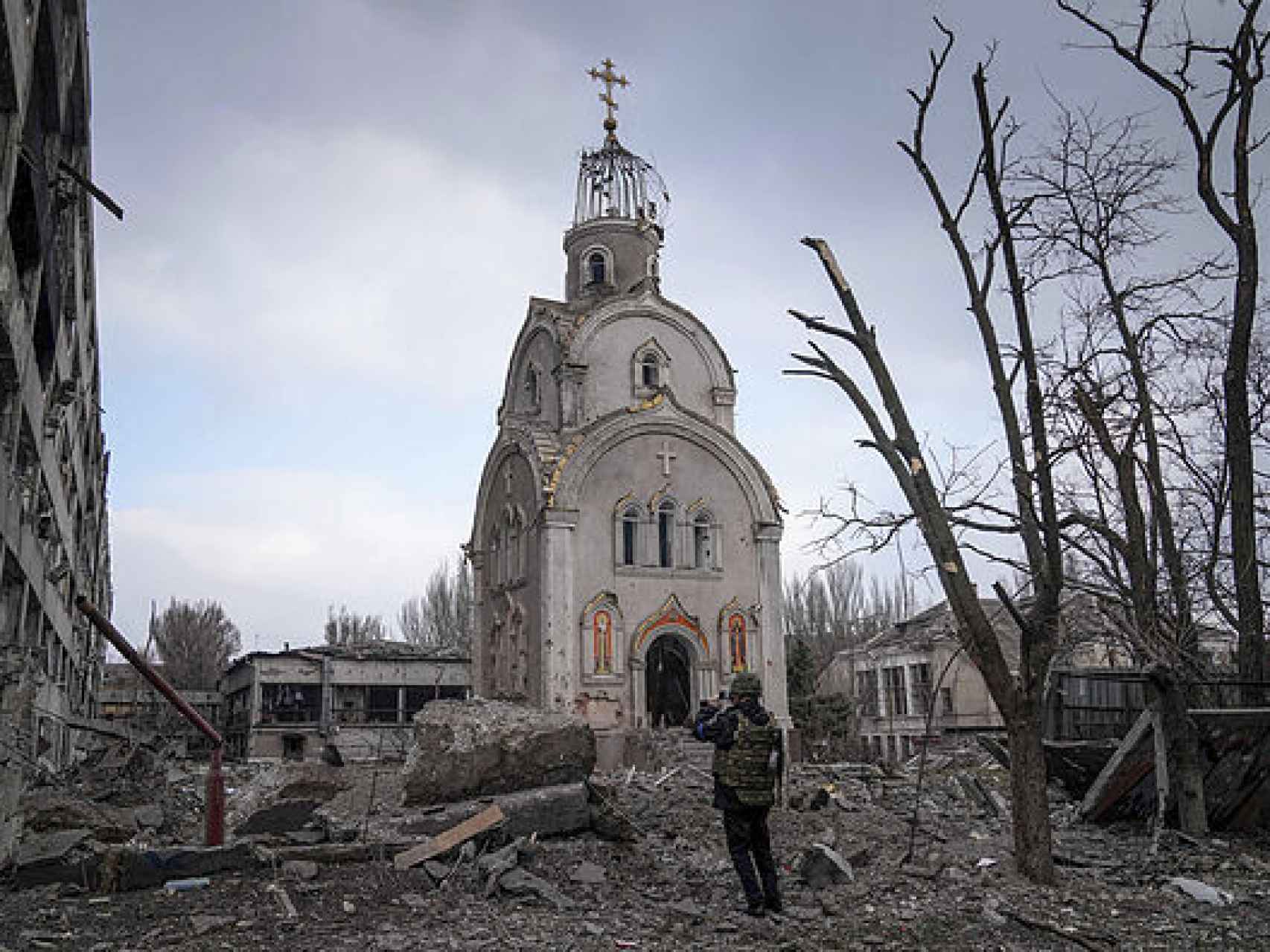 Una iglesia ortodoxa sigue en pie entre escombros en Mariupol.