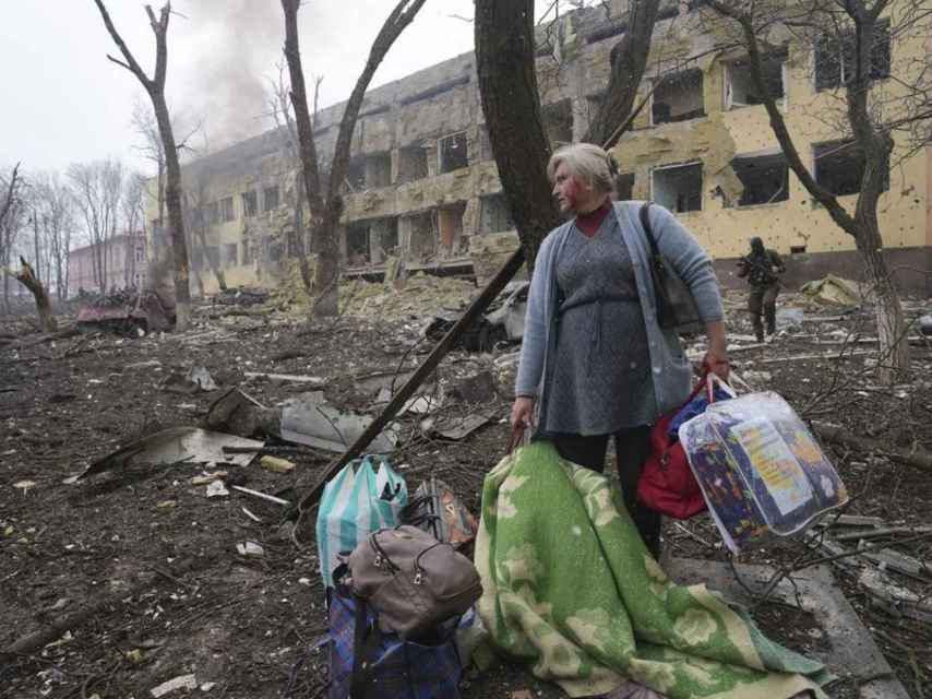 Una mujer, civil, en el desalojo tras un bombardeo en la ciudad ucraniana de Mariupol.