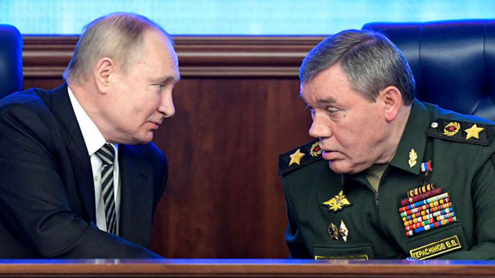 Vladimír Putin habla con Valeri Guerásimov.