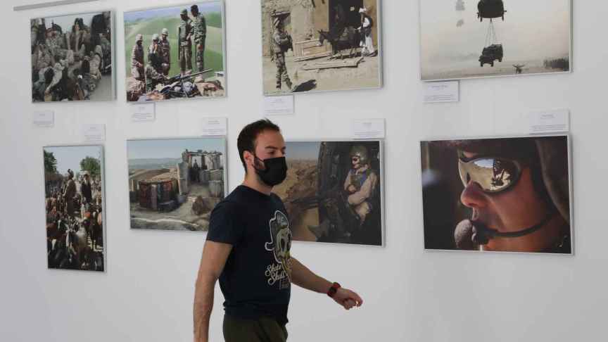 Exposición fotógrafica, en el centro cultural Lecrác, de la misión de las tropas españolas en algo más de 10 años en Afganistán