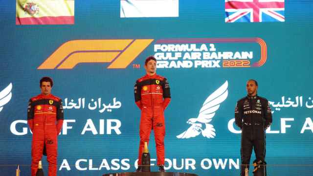 Carlos Sainz en el podio del GP de Bahrein junto a Leclerc y Hamilton
