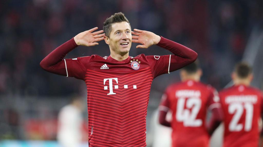 Robert Lewandowski świętuje bramkę z Bayernem Monachium w Lidze Mistrzów 2021/2022