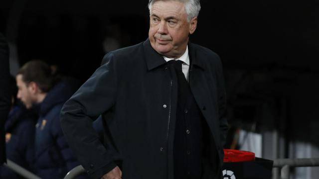 Carlo Ancelotti, de pie frente al banquillo del Real Madrid