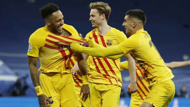 Pedri celebra con Pierre-Emerick Aubameyang el cuarto gol del Barça