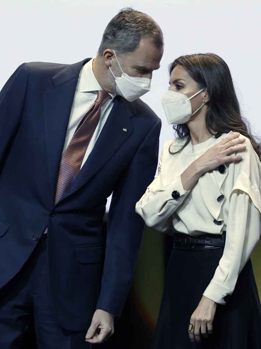 Felipe VI y Letizia, este lunes 21 de marzo en Valencia. Él con traje azul marino y ella con un estilismo blanco y negro.