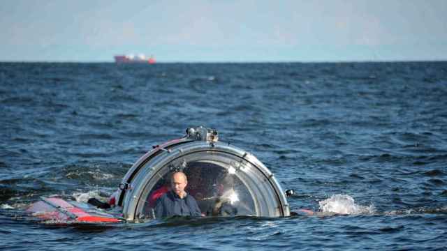 El presidente ruso, Vladímir Putin, a bordo de un submarino C-Explorer, tras volver de una inmersión.