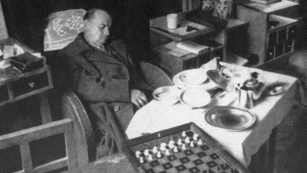 Alekhine muerto en el hotel de Estoril que ocupaba en marzo de 1946.