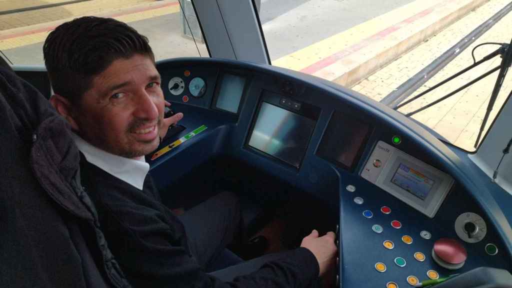 Tyrone, conduciendo la línea del tranvía que conecta la Universidad de Murcia con el Centro Comercial Nueva Condomina.