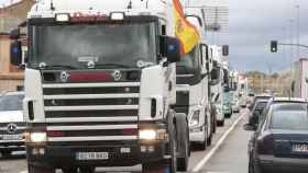 Fila de camiones durante una de las caravanas de protesta de hoy en León