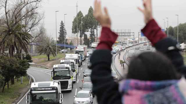 Fila de camiones que este lunes se concentró en la carretera de Valencia para protestar por los precios del combustible.