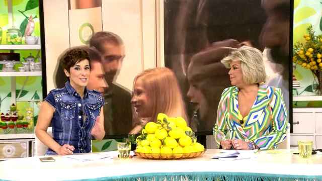 Adela González y Terelu Campos han presentado 'Sálvame Lemon Tea' este lunes.