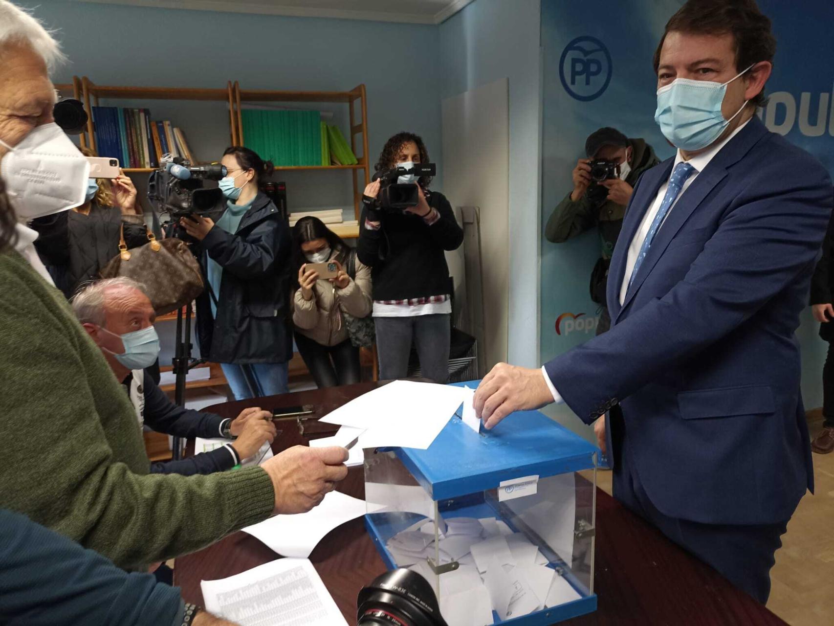 Alfonso Fernández Mañueco en el momento de la votación para elegir a Feijóo como presidente del PP