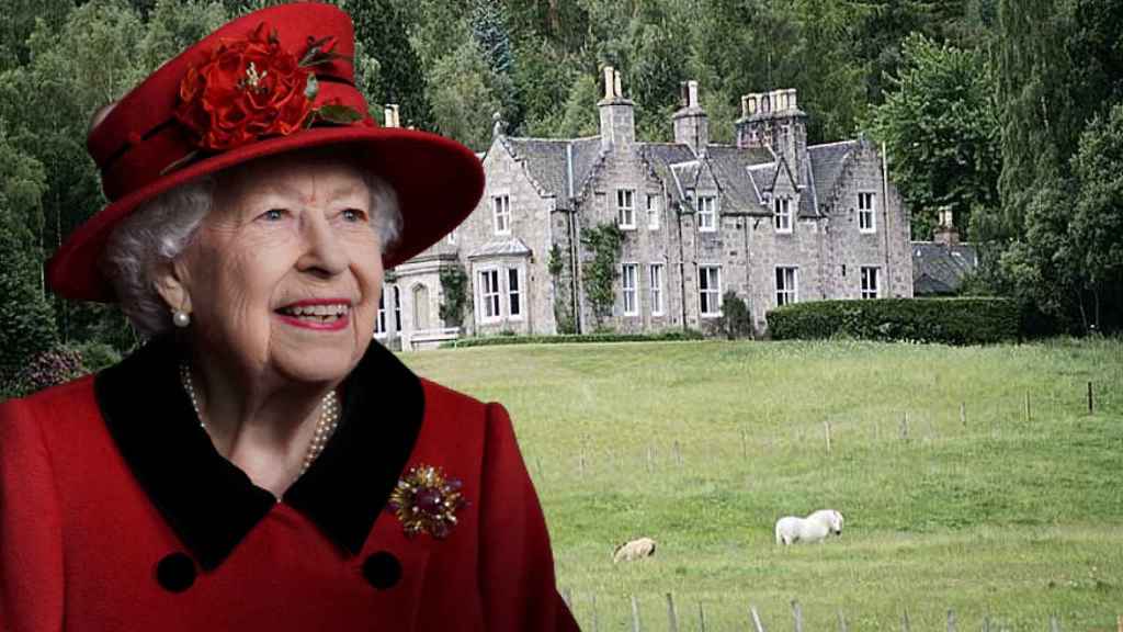 La reina Isabel II junto a Craigowan Lodge en un montaje de JALEOS.