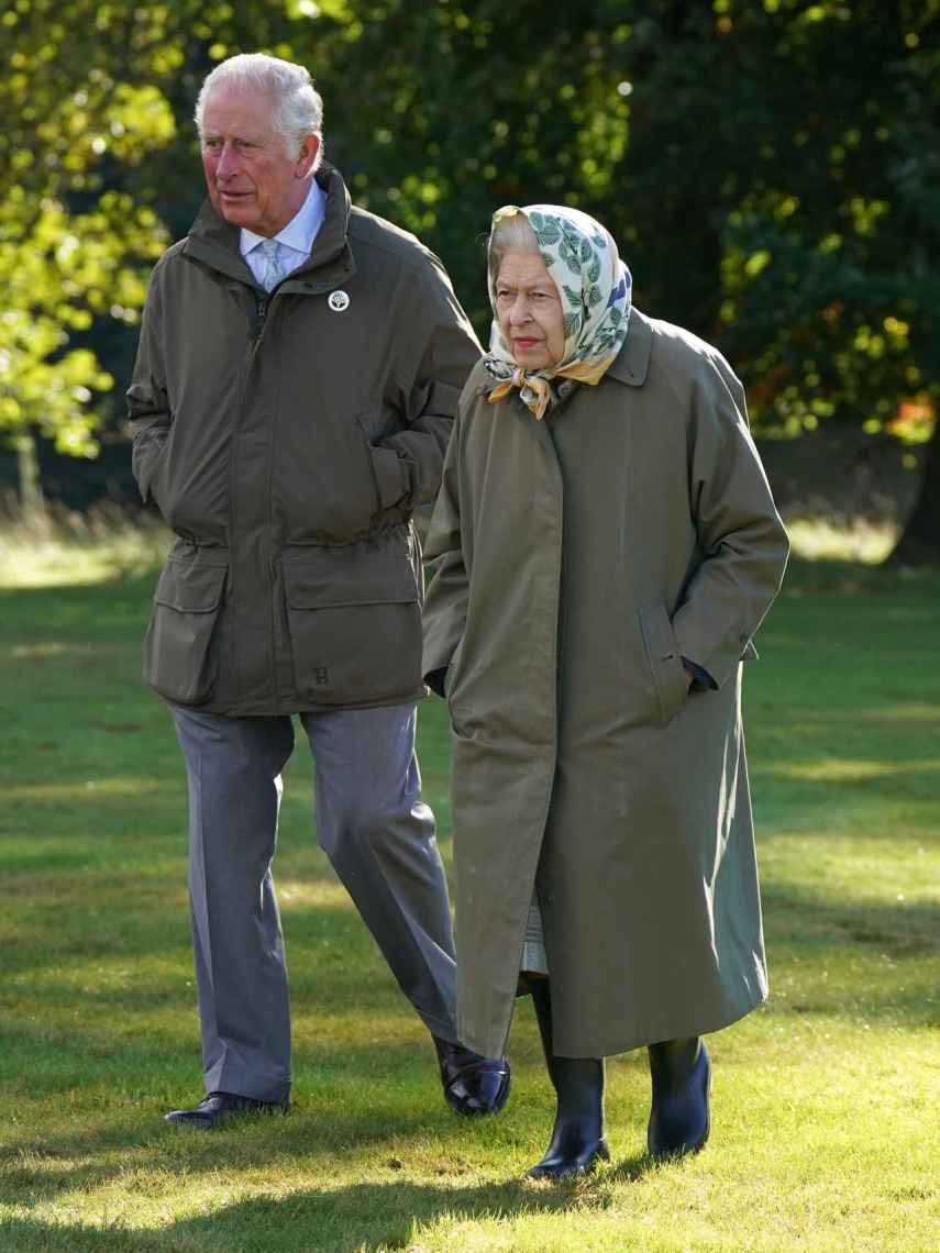 El príncipe Carlos y la reina Isabel en Balmoral a finales de 2021.