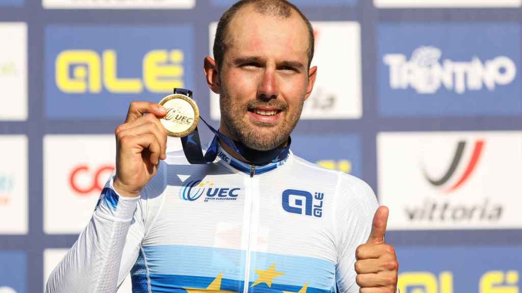 Sonny Colbrelli con la medalla de oro del Europeo de ciclismo de 2021.