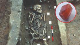 Tumba del guerrero de Repton y la cuenta de cornalina hallada en el yacimiento vikingo.
