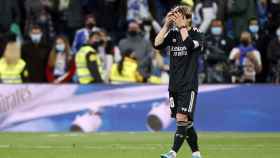 Luka Modric se lamenta sobre el césped del Santiago Bernabéu.