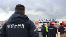 Un trabajador frente al hangar de Ryanair en Sevilla.
