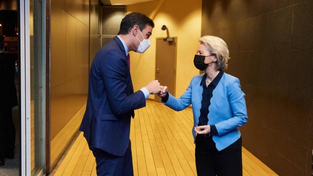 Pedro Sánchez saluda a Ursula von der Leyen durante su reunión de este lunes en Bruselas