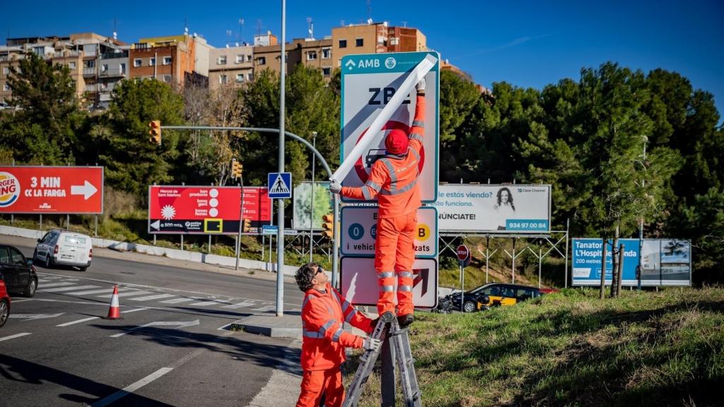 Poster for the Low Emission Zone (ZBE) of Barcelona.