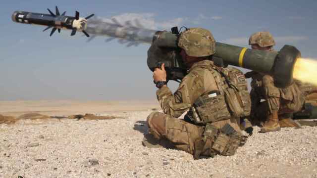 Un soldado dispara un misil contracarro portátil Javelin.