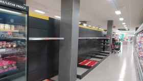 Imagen de un supermercado de Castilla y León con los estantes destinados a la leche, vacíos