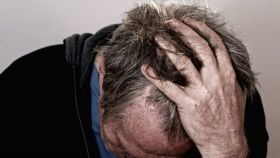 El dolor de cabeza es un síntoma habitual antes de sufrir un ictus.