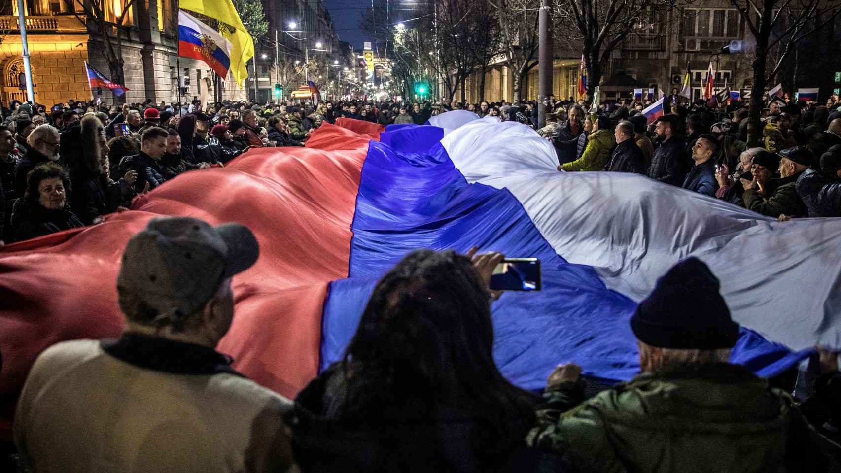 Miles de persona se manifestaron en apoyo de Vladímir Putin y de la invasión rusa de Ucrania el pasado 4 de marzo en Belgrado.