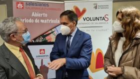 El alcalde de Salamanca, Carlos García Carbayo, junto al director del colegio, Antonio Pindado, en los Salesianos de Pizarrales