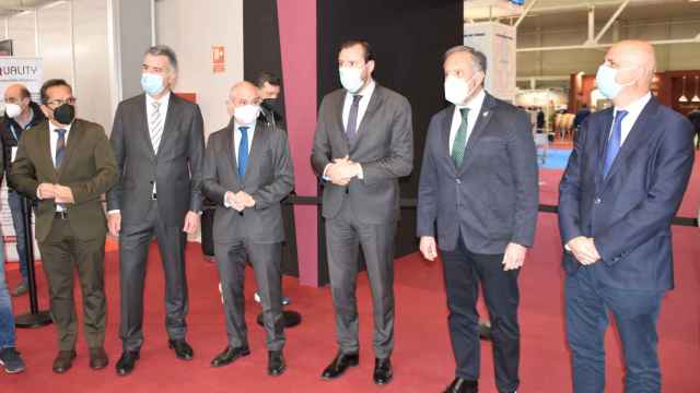 Óscar Puente, junto a otras autoridades, en la inauguración de Agrovid