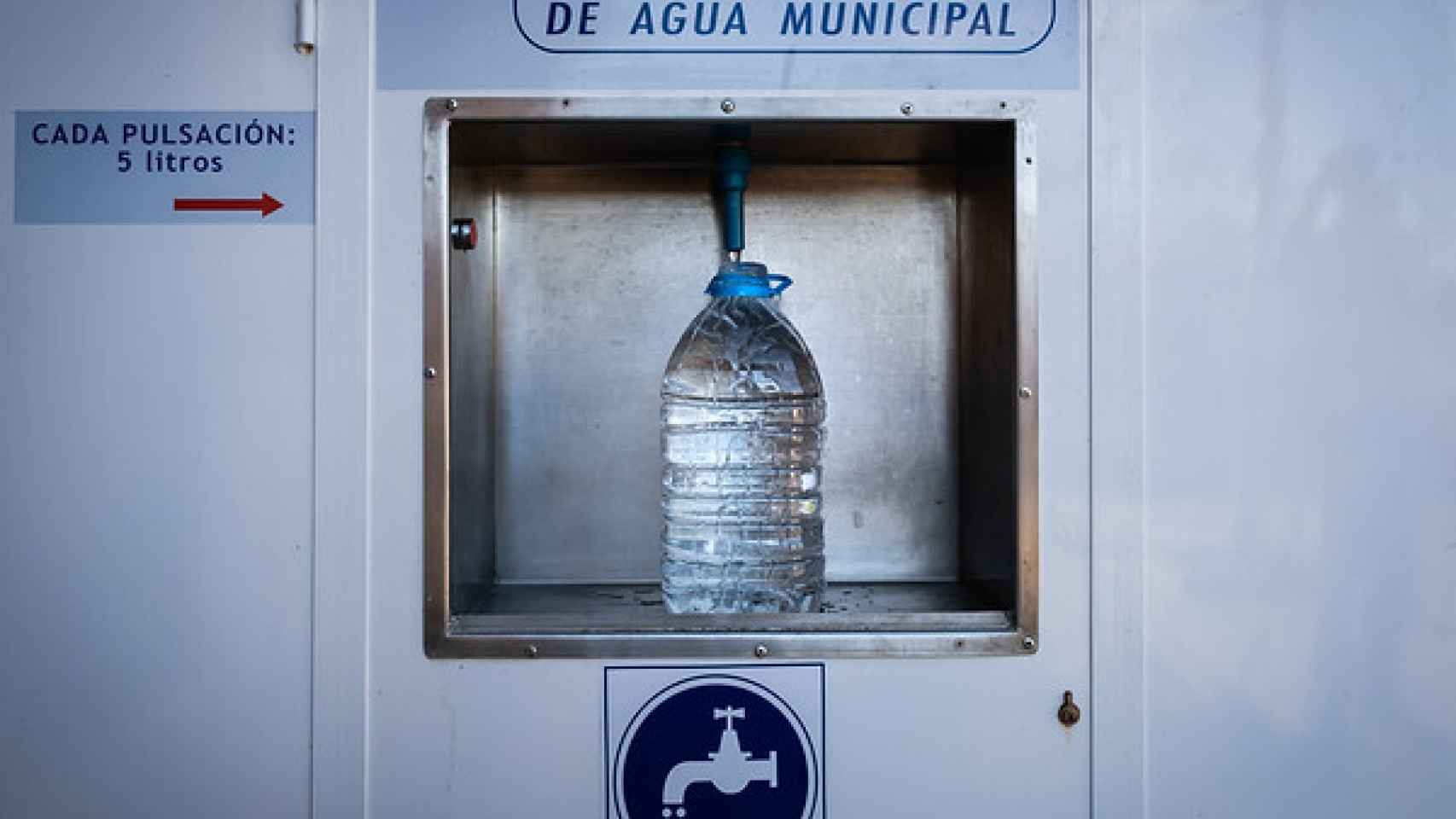 Un pueblo de Zamora tiene el agua tan contaminada que tienen que llenar  botellas en una máquina potabilizadora