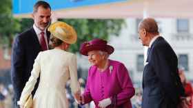 Los reyes Felipe VI y Letizia junto a la reina Isabel II y el duque de Edimburgo, en el verano de 2017.
