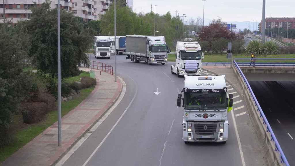 Fila de camiones durante la última huelga.