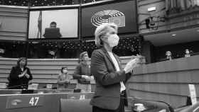 La presidenta de la Comisión Europea, Ursula von der Leyen, aplaude al presidente de Ucrania, Volodymyr Zelensky.
