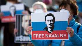 Protesta en Alemania reclamando la libertad del líder opositor ruso Alexéi Navalny.