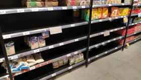 Las estanterías de arroz y harina de trigo de un Carrefour con falta de 'stock'.