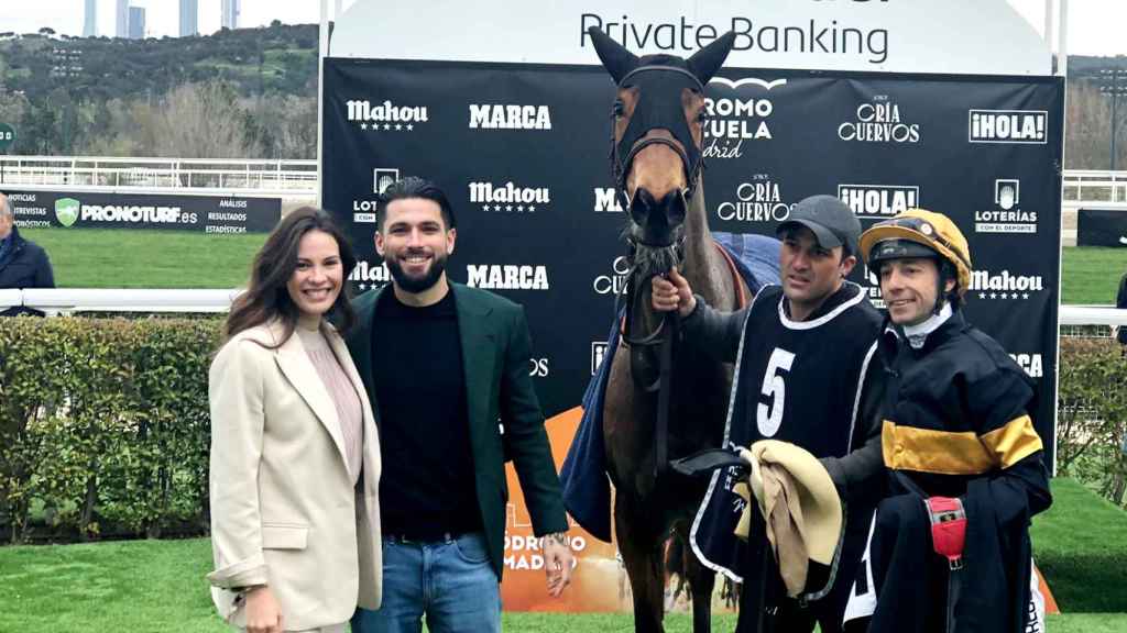Jessica Bueno and Jota Peleteiro, in the Hippodrome of Zarzuela with the victory of the Savater Prize.