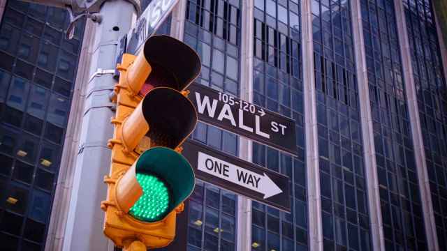 Cartel de Wall Street junto a un semáforo.